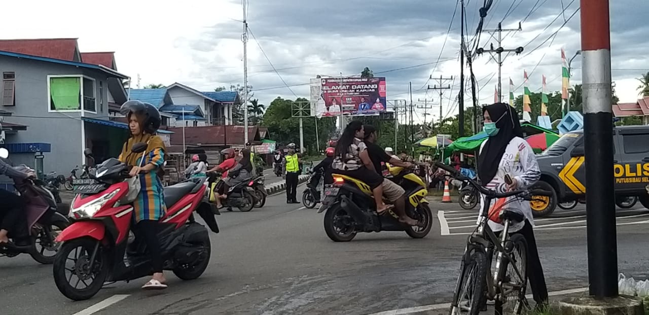 Personil Gabungan Polres Kapuas Hulu Lakukan Pengamanan Dan Pengaturan Arus Lalu lintas Di Pasar Juadah