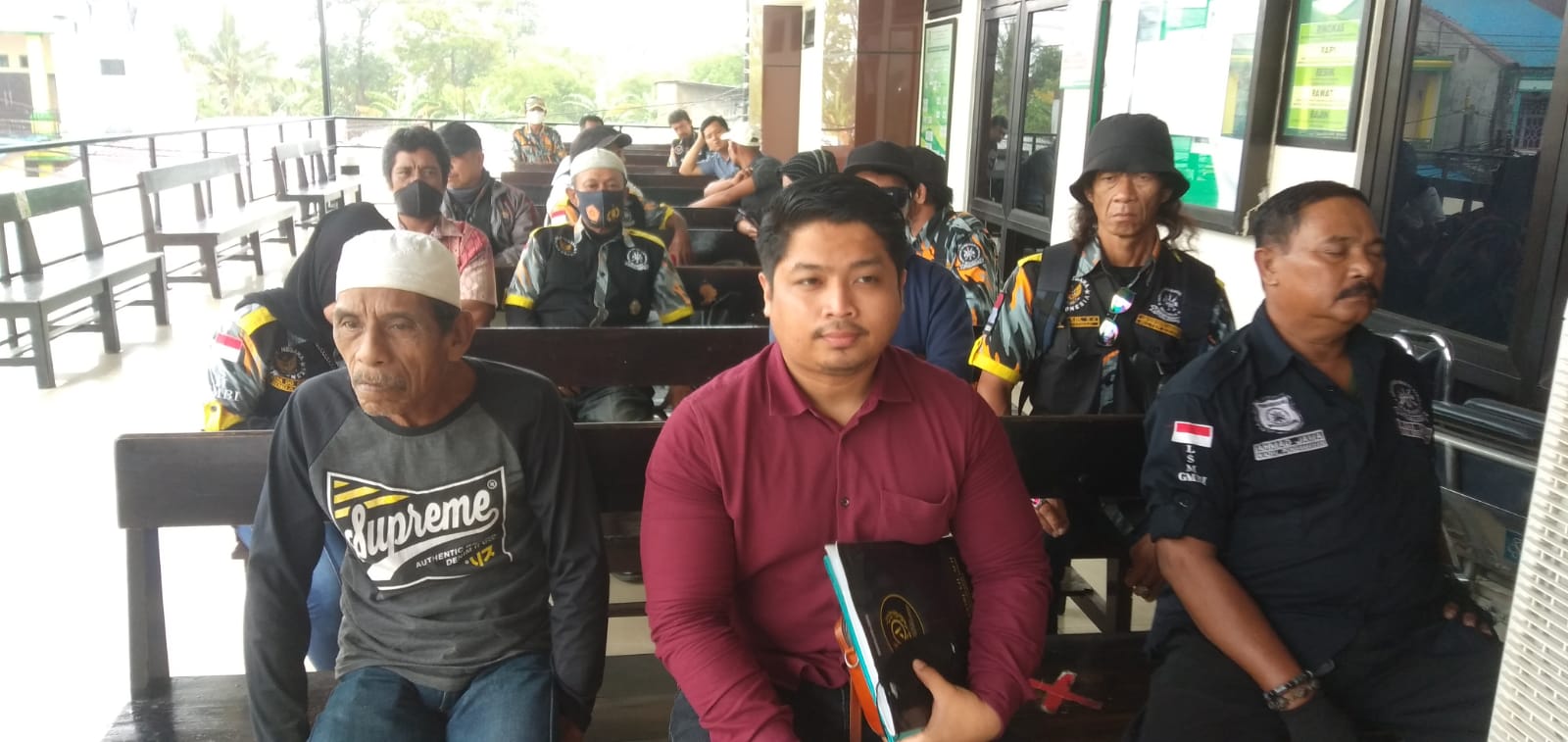 Tim 7 LSM GMBI Distrik Makassar ” SEKALI MELANGKAH KEDEPAN PANTANG UNTUK MUNDUR ” Tetap Setia Mengawal Sidang Mediasi Di Pengadilan Negeri Sungguminasa Kab. Gowa.