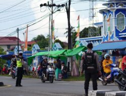 Pasar Juadah Ramai Dikunjungi, Personil Polres Kapuas Hulu Lakukan Pengamanan dan Pengaturan Lalu Lintas 