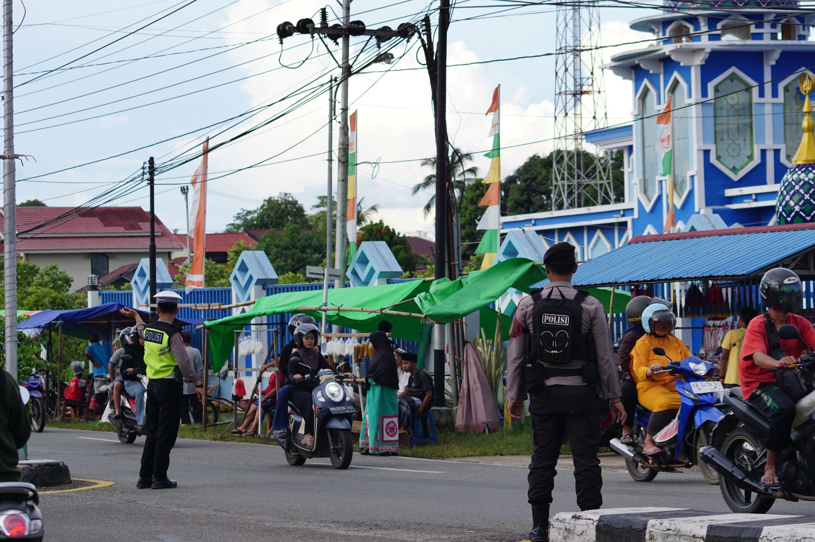 Pasar Juadah Ramai Dikunjungi, Personil Polres Kapuas Hulu Lakukan Pengamanan dan Pengaturan Lalu Lintas 