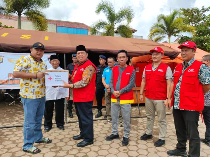 Ketua PMI Lamtim Menyerahan Bantuan Terdampak Banjir di Desa Pasar Sukadana