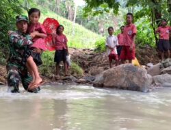 Kisah Babinsa di Larantuka Yang Bantu Anak Sekolah Seberangi Sungai