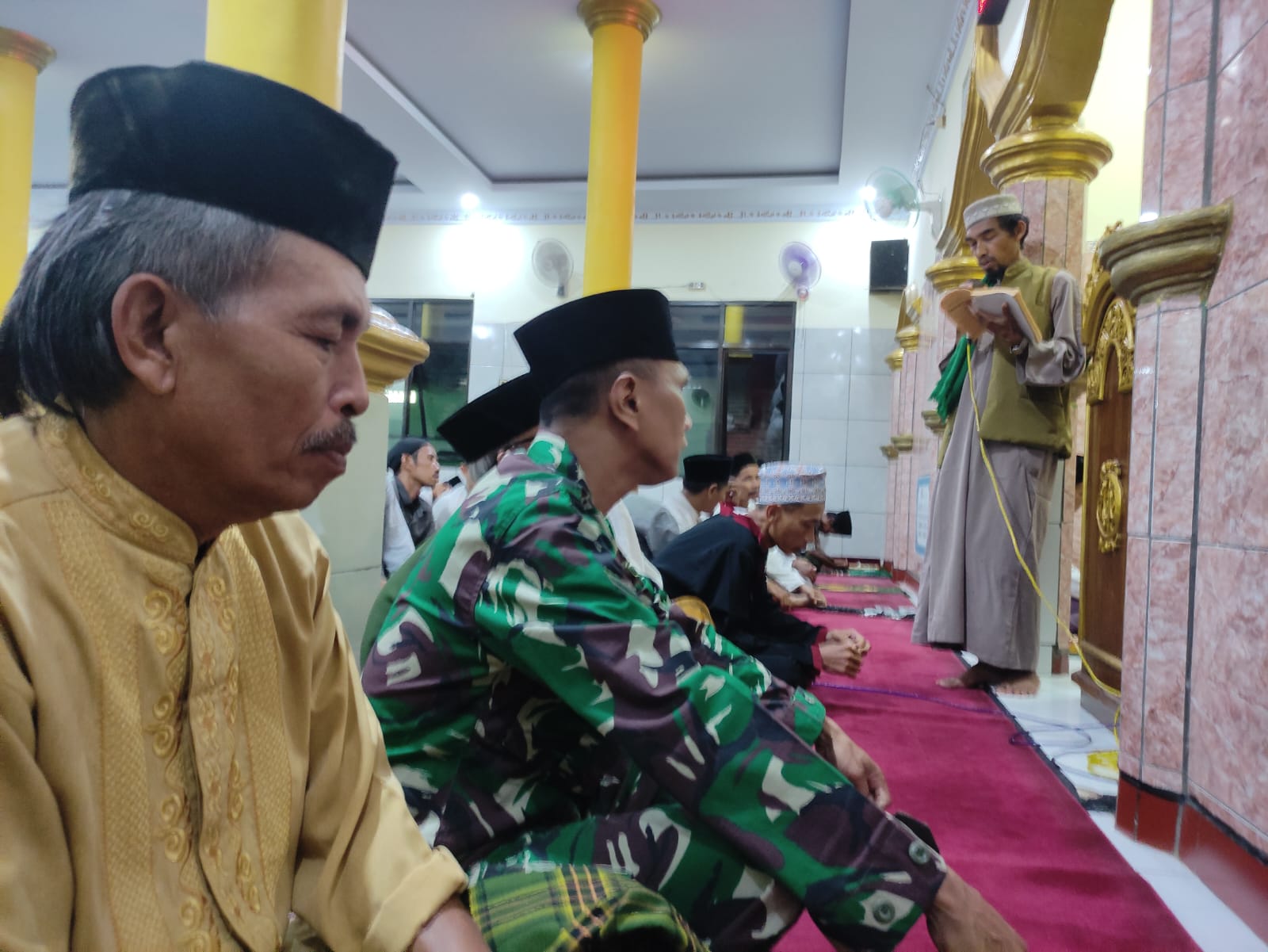 Jalin Silaturahmi, Babinsa Koramil 0111/Pagelaran Laksanakan Tarawih Kelililing