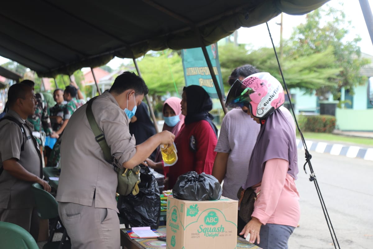 Kodim 0603/Lebak Menggelar Bazar Sembako Murah Di Depan Mako Kodim   