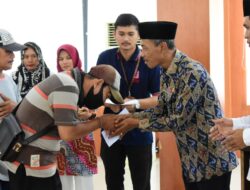 Ratusan Petugas Kebersihan di OKI Terima Zakat 