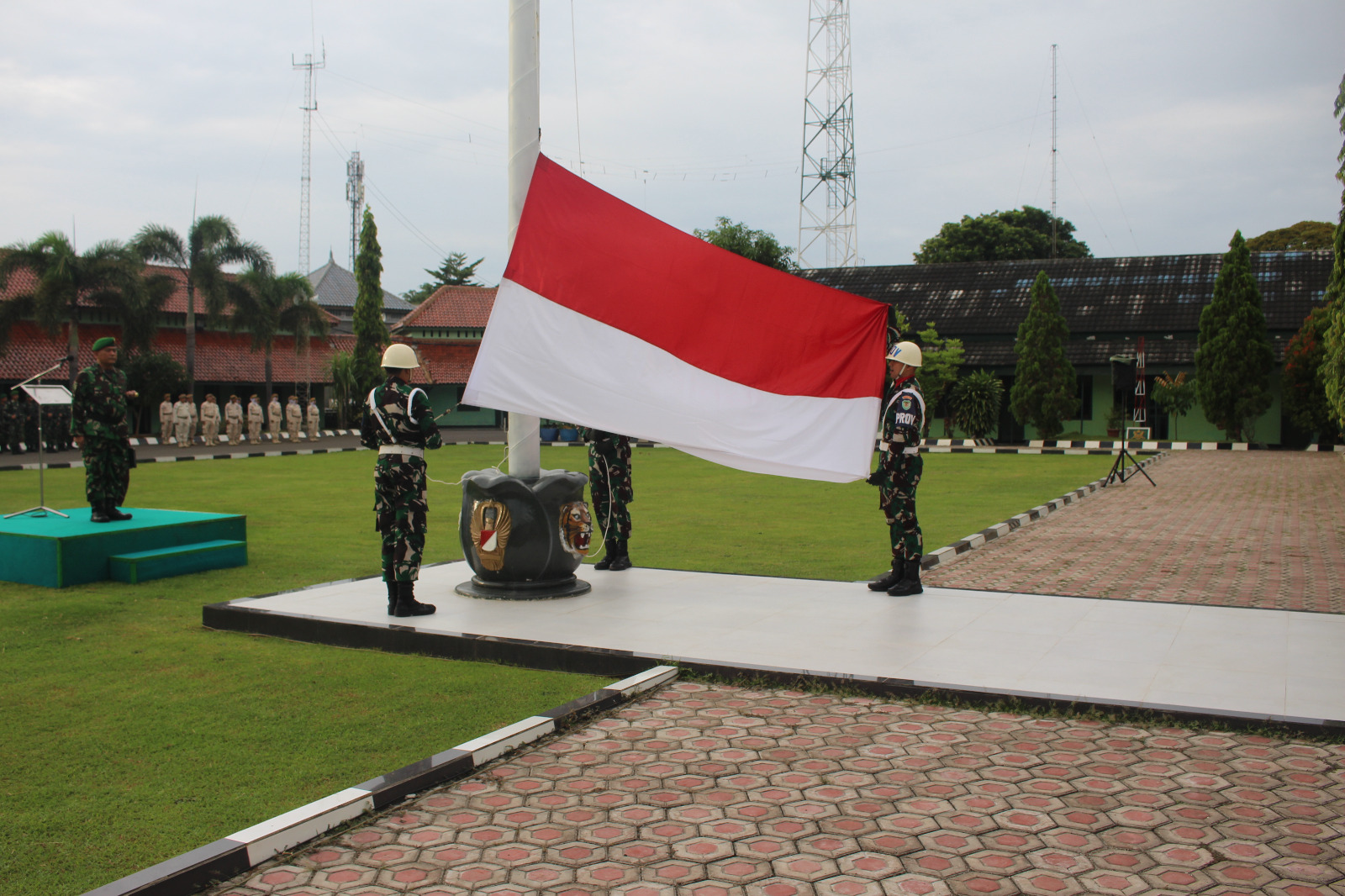 Dandenpal III/4 Serang Pimpin Upacara Bendera Mingguan