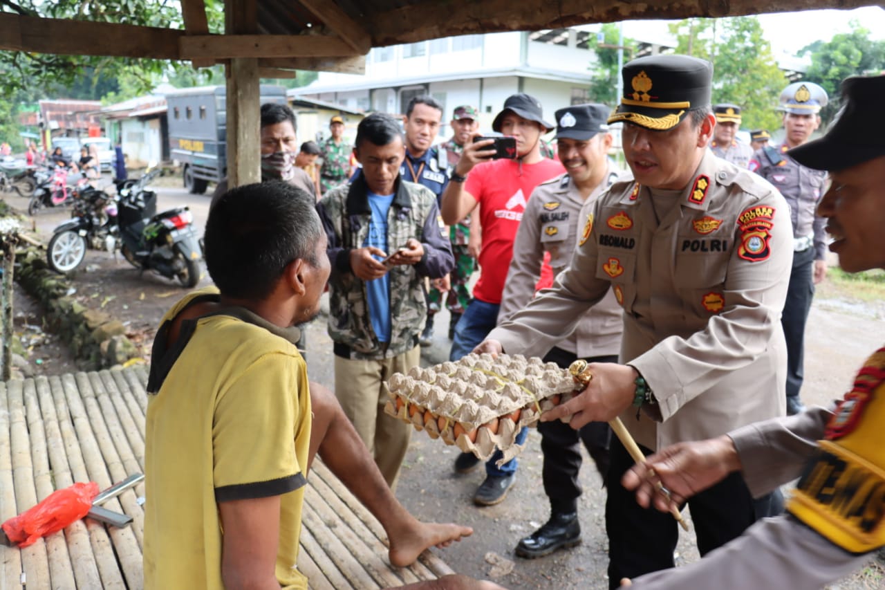 Ada Apa Pria Ini Ditemui Kapolres Gowa Saat Kunjungan Kerja di Polsek Biringbulu