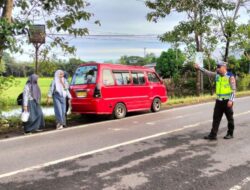 Pelayanan Prima Kepolisian, Sat Lantas Bantu Pelajar Menyeberang Jalan Saat Pengaturan Pagi