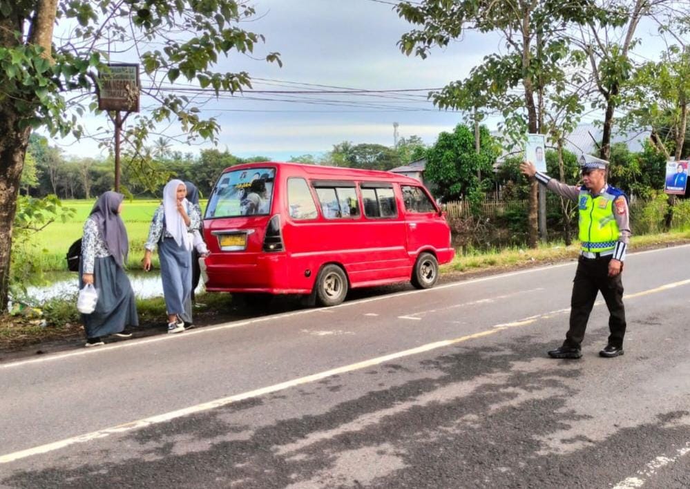 Pelayanan Prima Kepolisian, Sat Lantas Bantu Pelajar Menyeberang Jalan Saat Pengaturan Pagi