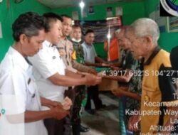 Dedi Aryandi Bagikan BLT Dana Desa kepada 46 KPM Warga Kampung Tangkas