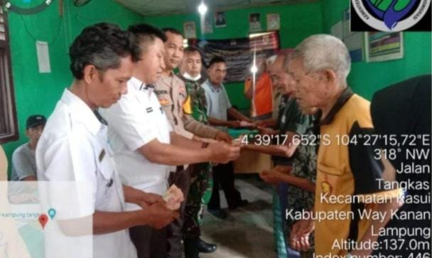 Dedi Aryandi Bagikan BLT Dana Desa kepada 46 KPM Warga Kampung Tangkas