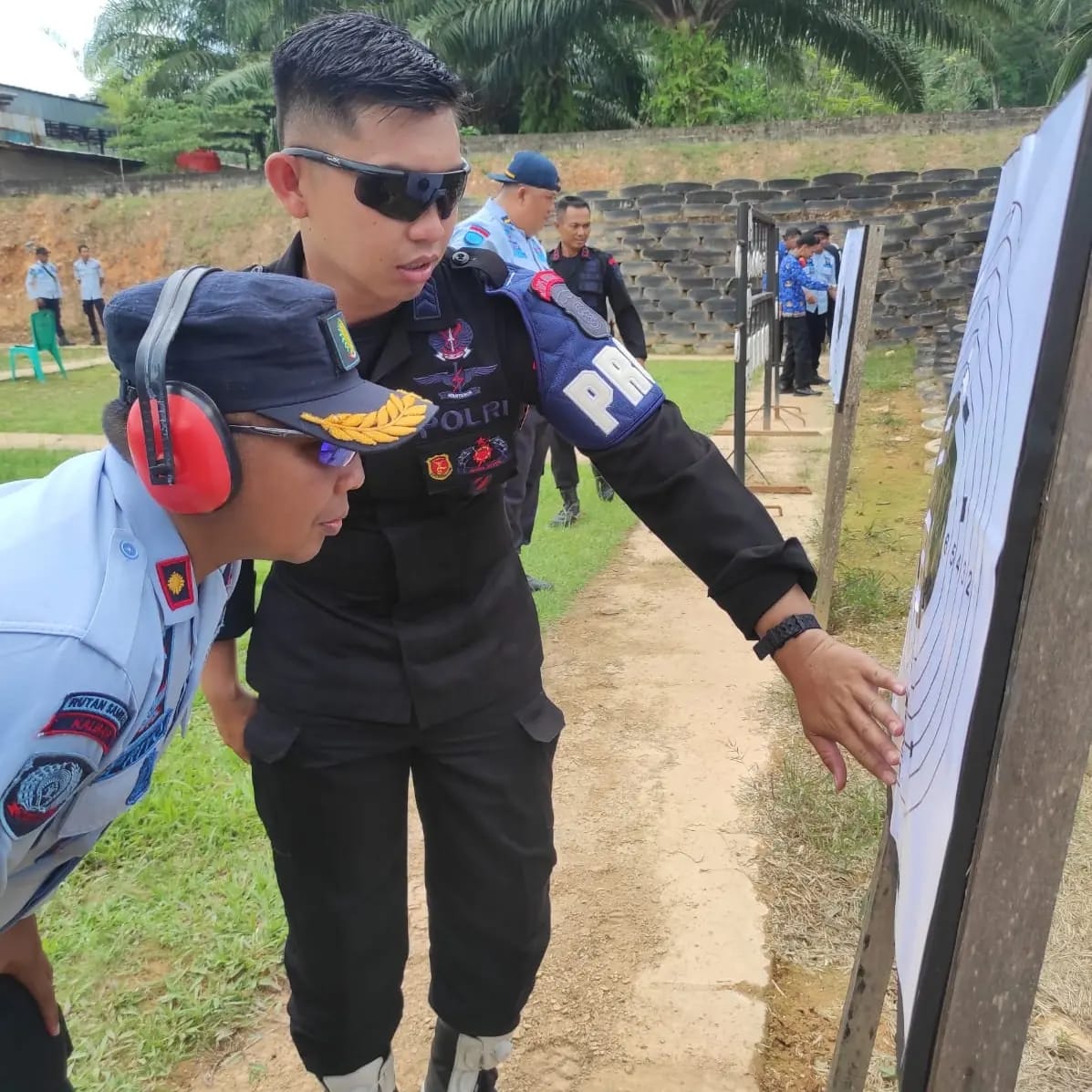 Jajaran Pengamanan Lapas Singkawang Latihan Menembak Di Brimob Singkawang