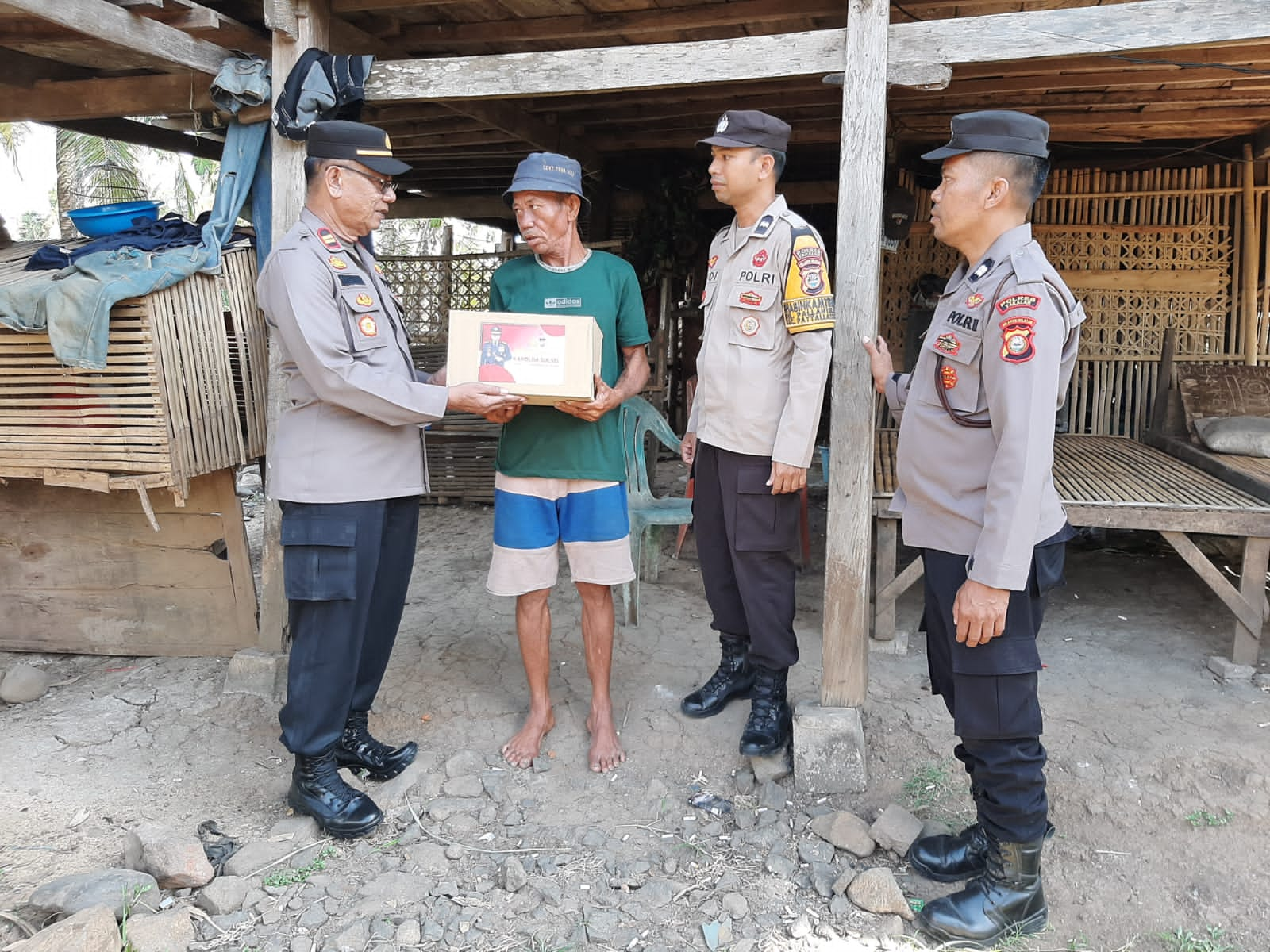 Kapolsek Pattallassang Salurkan Bansos Kapolda Sulsel Kepada Warga