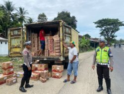 Petugas Satlantas Polres Aceh Timur Beri Teguran Kegiatan Bongkar Muat di Bahu Jalan