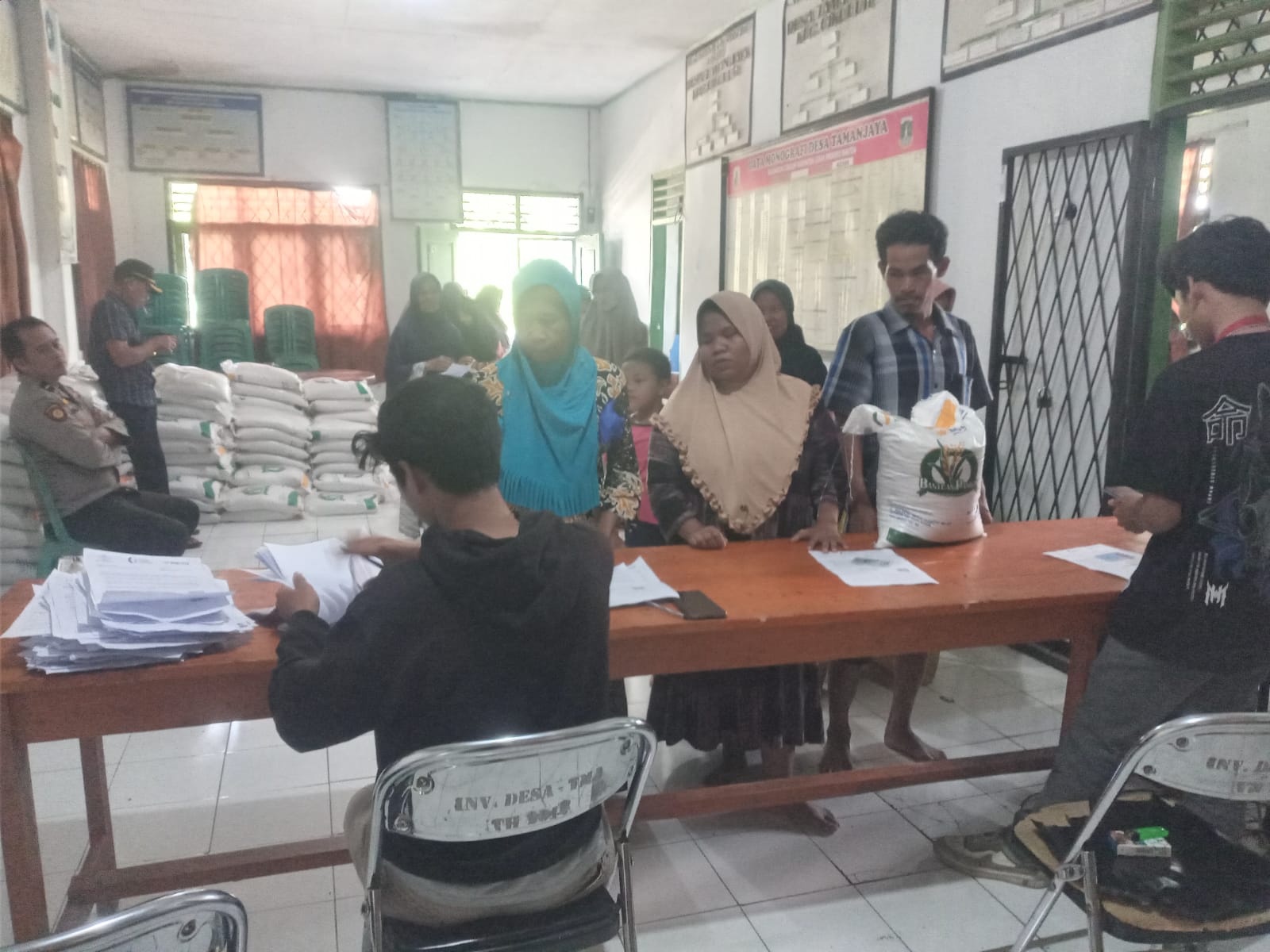 PT. Pos Salurkan Bantuan Pangan Di Desa Tamanjaya