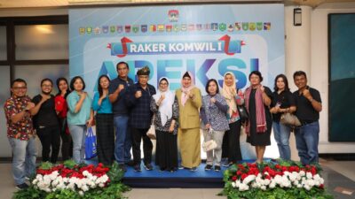 Raker Komwil I APEKSI, dr Susanti dan Erizal Ginting Terima Tanjak dari Perwakilan Wali Kota Batam