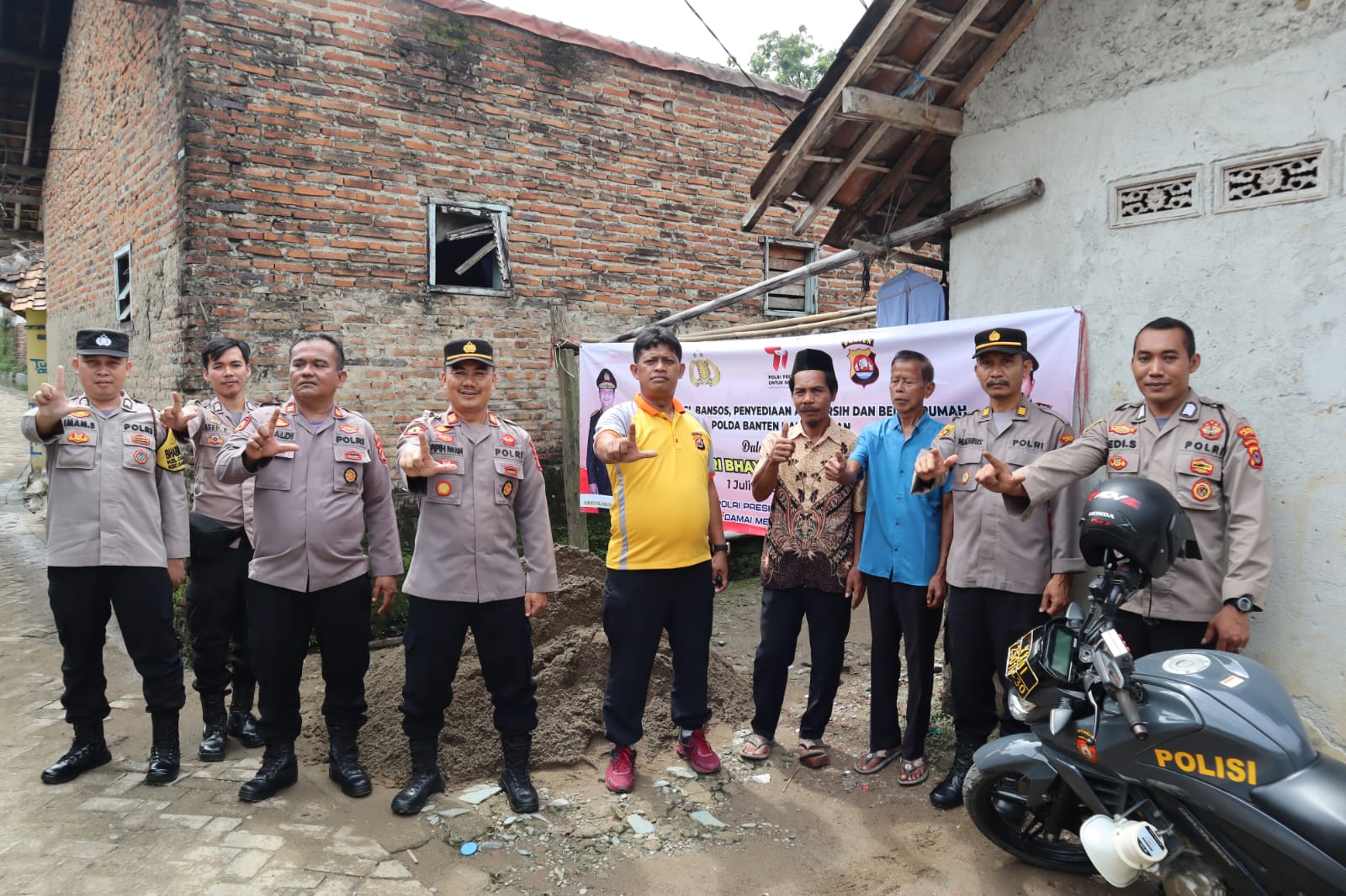 Jelang Hari Bhayangkara ke-77, Polres Lebak Laksanakan Bedah Rumah Purnawirawan Polri di Lebak Picung