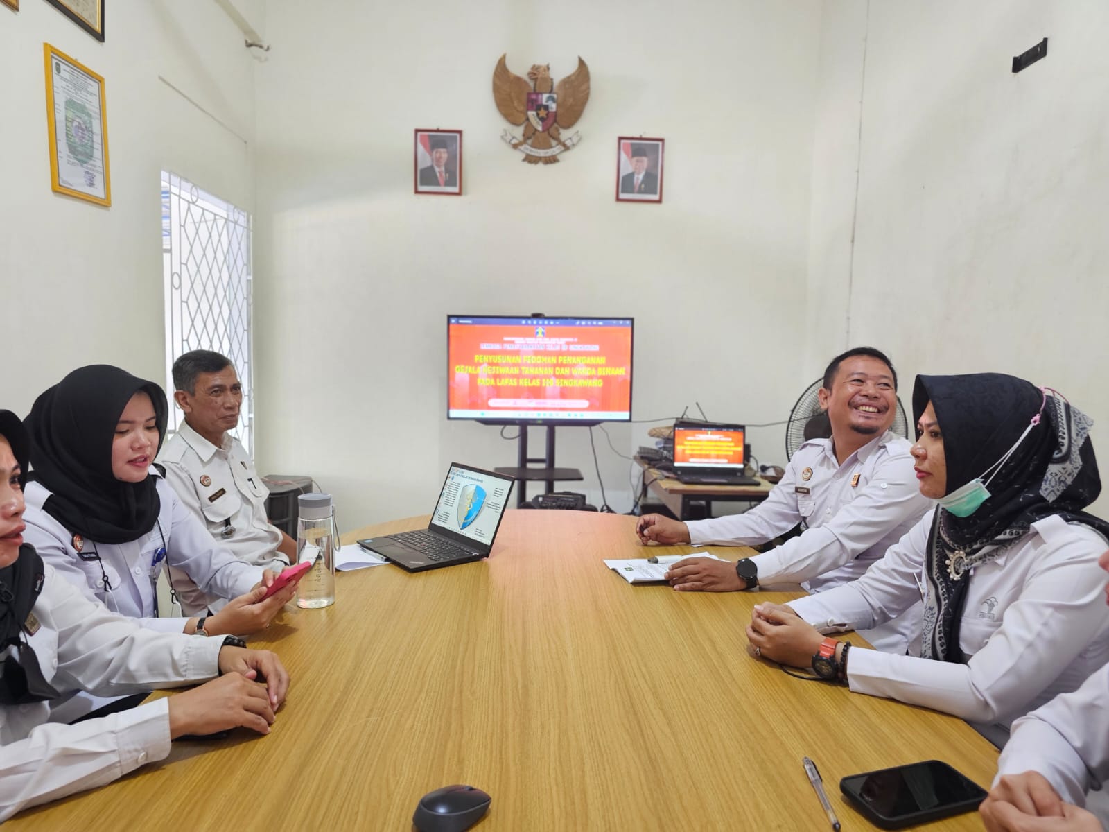 Kalapas Singkawang Bersama Tim Kesehatan Lakukan Rapat Pembahasan Peningkatan Pelayanan Kesehatan Jiwa Bagi Tahanan Dan Warga Binaan Di Lapas Kelas IIB Singkawang