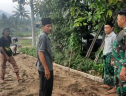 Babinsa 0104/Cimanuk, Berikan Motivasi Gotong Royong Bersama Warga