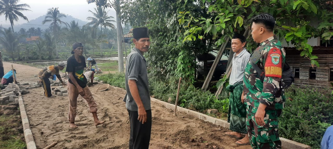 Babinsa 0104/Cimanuk, Berikan Motivasi Gotong Royong Bersama Warga