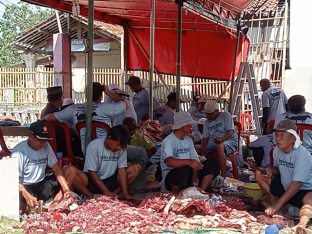 Panitia Masdjid Jamie Al-Muttaqin Bagikan Daging Qurban Ke Masyarakat