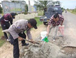 Gerak Cepat Tanggapi Keluhan Masyarakat, Polsek Nurussalam Tambal Jalan Berlubang