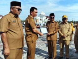 Usai Pimpin Apel Gabungan, Pj Bupati Aceh Utara Serahkan Penghargaan untuk Nakes Teladan dan Gampong Berprestasi. 