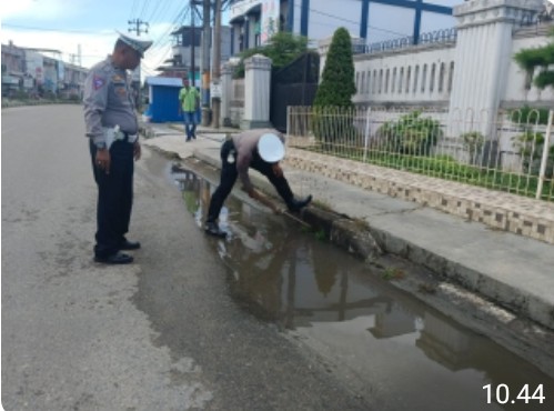 Jalan Tergenang Air, Ini YangDilakukan Anggota Satlantas Polres Aceh Timur