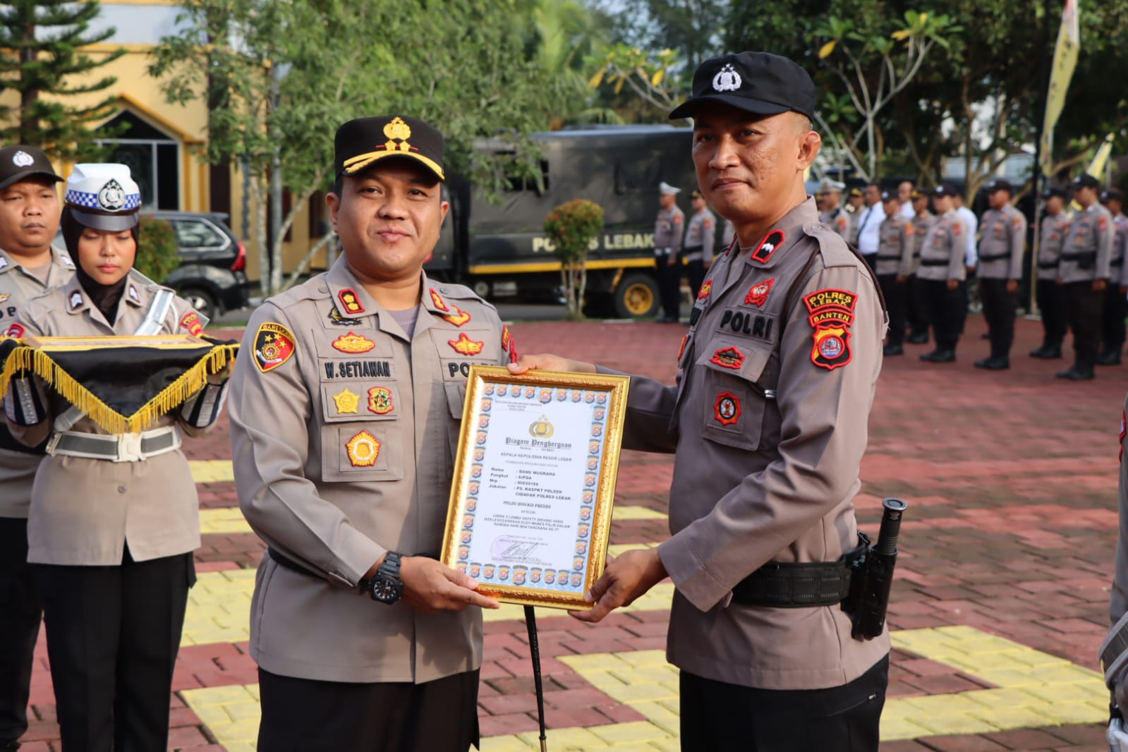 Kapolres Lebak berikan Penghargaan kepada Personil Juara Perlombaan dalam rangka Hari Bhayangkara ke-77