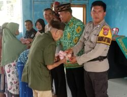 Pandri kepala kampung tanjung kurung lama salurkan bantuan langsung tunai( BLTDD) tahap ke 2