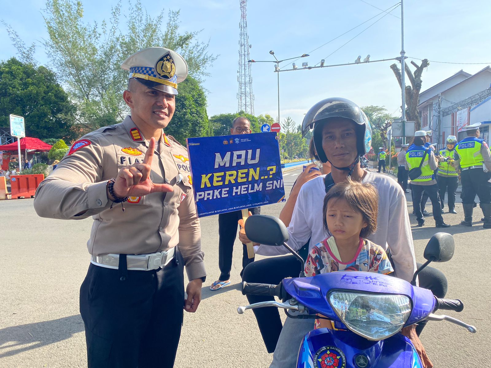 Ops Patuh Maung 2023, Sat Lantas Polres Lebak pasang Stiker dan Bagikan Pamflet ke Pengendara