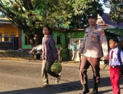 Hadir Ditengah Masyarakat, Personil Polsek Marbo Bantu Pelajar Menyeberang Jalan