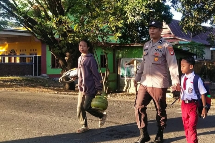 Hadir Ditengah Masyarakat, Personil Polsek Marbo Bantu Pelajar Menyeberang Jalan