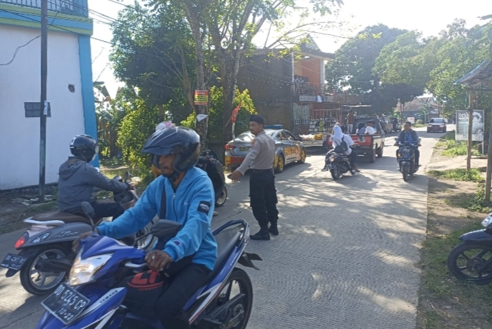 Berikan Rasa Aman dan Nyaman Bagi Warga, Polsek Polut Pengamanan dan Pengaturan Arus Lalin di Pasar Palleko