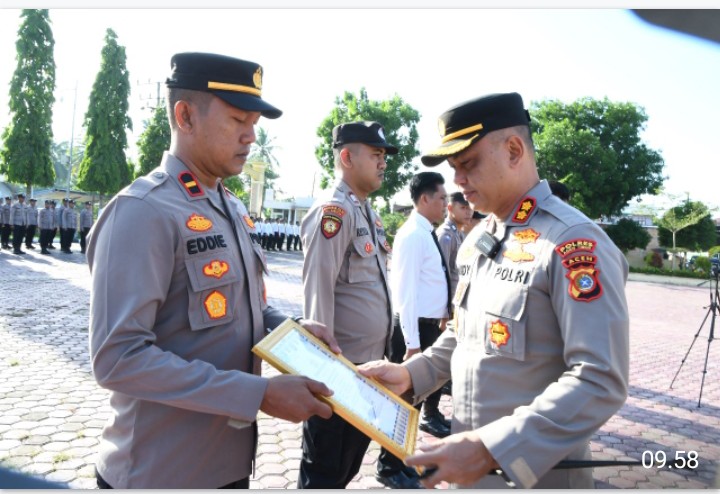 Berhasil Ungkap Kasus Narkoba, Kapolres Aceh Timur Beri Penghargaan Kepada Kapolsek Madat