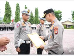 Sabar Saat Dicaci Maki, Dua Anggota Polres Aceh Timur Dapat Penghargaan