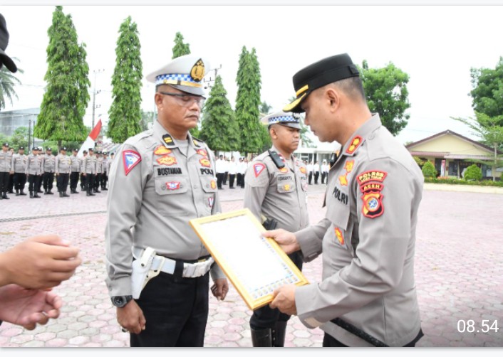 Sabar Saat Dicaci Maki, Dua Anggota Polres Aceh Timur Dapat Penghargaan