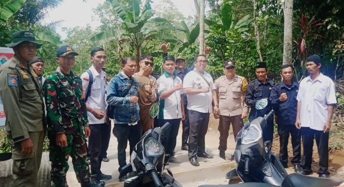 Team Kecamatan Banjit Monitoring Dan Evaluasi Dana Desa Tahap Satu Di Balai Kampung Bonglai