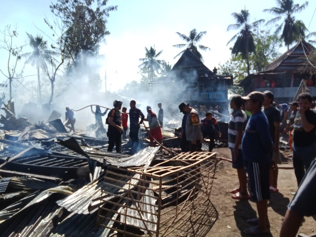 Personil Polsek Bangkala Datangi TKP Kebakaran di Desa Kalimporo.