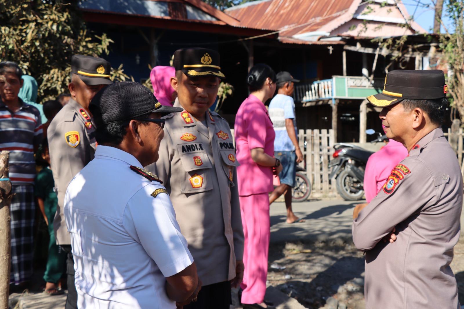 Polri Peduli,Polres Jeneponto Serahkan Tali Asih Bagi Korban Kebakaran di Desa Kalimporo.