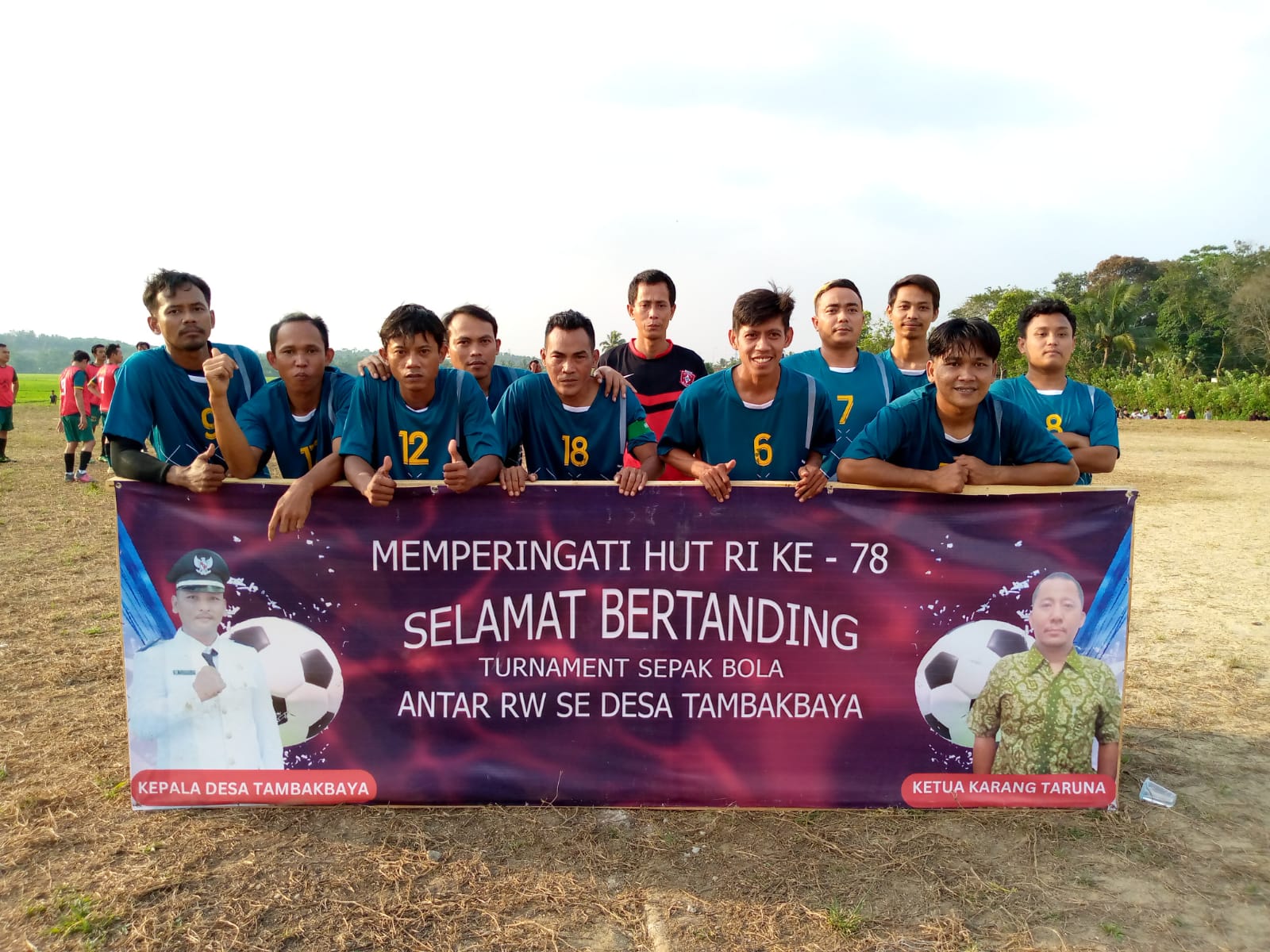 Penyelenggara kades Di kepanitiaan Oleh karang Taruna Karya Bersama Desa Tambakbaya