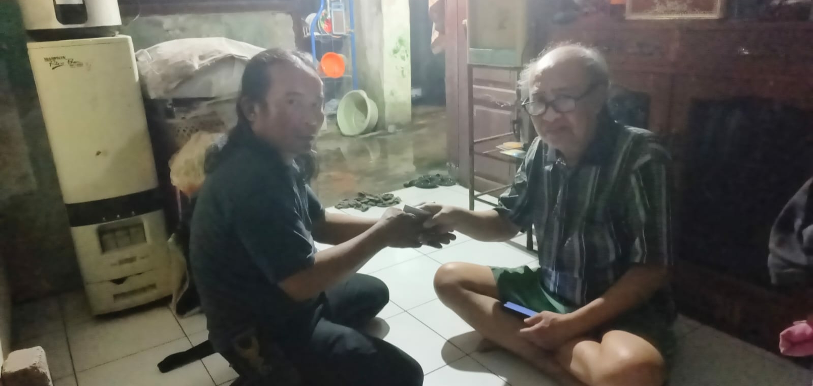 Merasa  Salut bentuk Kepedulian Direktur PT MJHT Bantu Warga Kurang Mampu