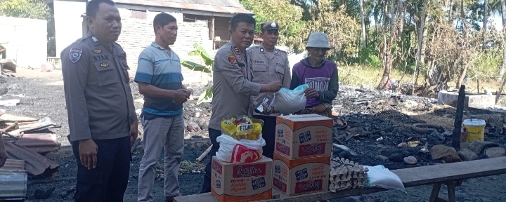 Polri Peduli,Kapolsek Bangkala Bantu Korban Kebakaran di Desa Pallantikang.