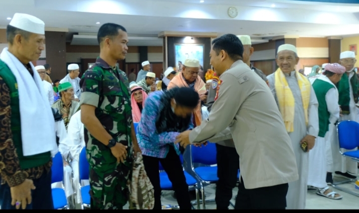 Kapolres Jeneponto Hadiri Penerimaan Jamaah Haji Kloter 40 Asal Kab Jeneponto.