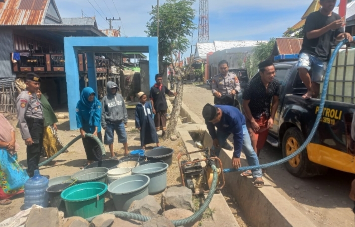 Polri Peduli,Personel Polres Jeneponto Bantu Distribusikan Air Bersih Di Desa Kaluku.