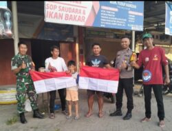 Selain Imbau Warga, TNI-Polri dan Pemdes di Gowa Bagikan dan Bantu Memasangkan Bendera Merah Putih