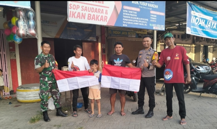 Selain Imbau Warga, TNI-Polri dan Pemdes di Gowa Bagikan dan Bantu Memasangkan Bendera Merah Putih