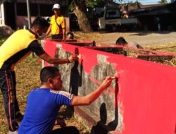 Semarak HUT RI Ke-78, TNI-Polri di Bontonompo Gelar Kerja Bakti dan Pasang Umbul-umbul di Depan Kantor Polsek