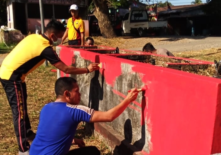 Semarak HUT RI Ke-78, TNI-Polri di Bontonompo Gelar Kerja Bakti dan Pasang Umbul-umbul di Depan Kantor Polsek