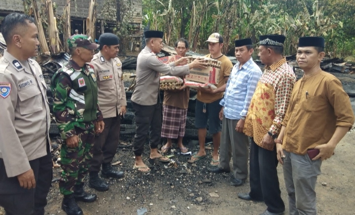 Wujud Polri Peduli, Polres Takalar Bantu Korban Kebakaran